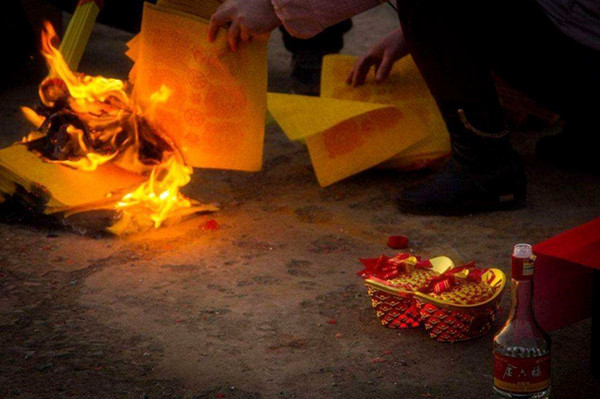 人死后,什么时候烧纸伞 什么时候烧船? 人死后,什么时候烧纸伞 什么时候烧船?